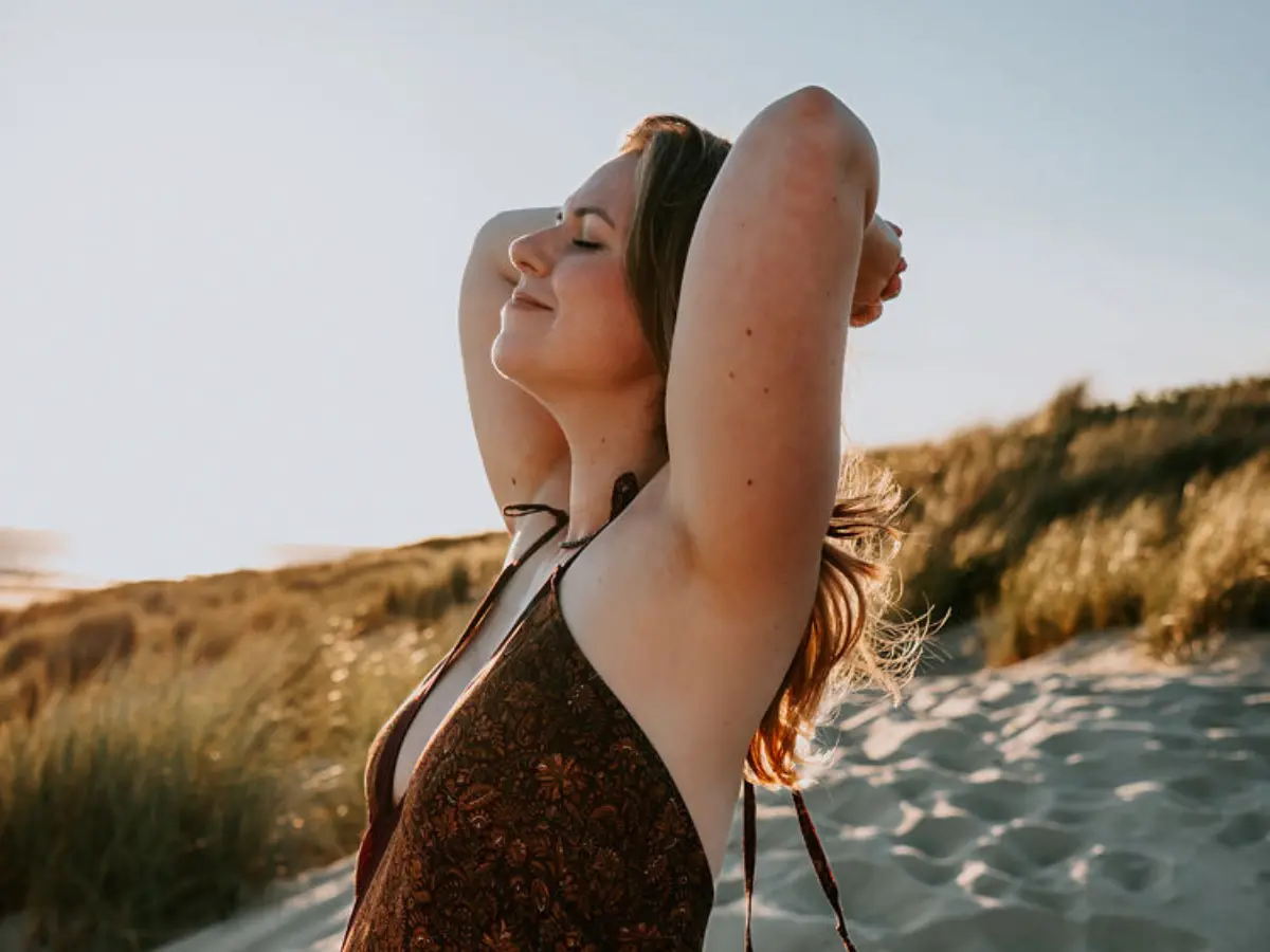 Ashley aan zee tijdens een moment van rust en bewustwording