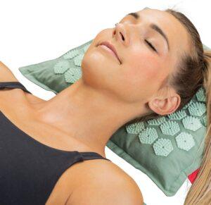 persoon ligt op northwall spijkermat voor ontspanning en betere doorbloeding