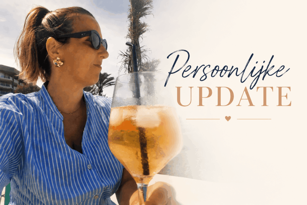 “Persoonlijke update: vrouw zittend buiten op een zonnig terras in Spanje, met zonnebril en een drankje in de hand, ontspannen en reflecterend